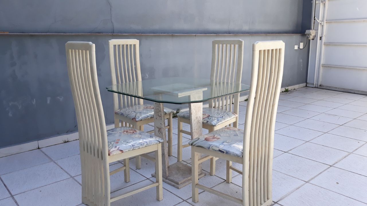 Conjunto Mesa de Jantar e Mesa de Apoio com Tampa de Vidro
